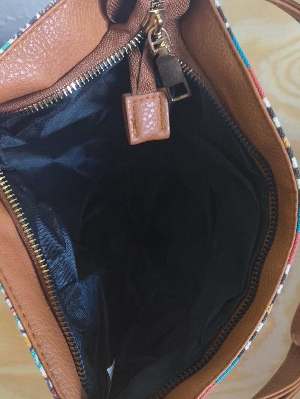 Aeropostale Aztec-Pattern Multicolor Crossbody with Tan Trim - Picture 4 of 4